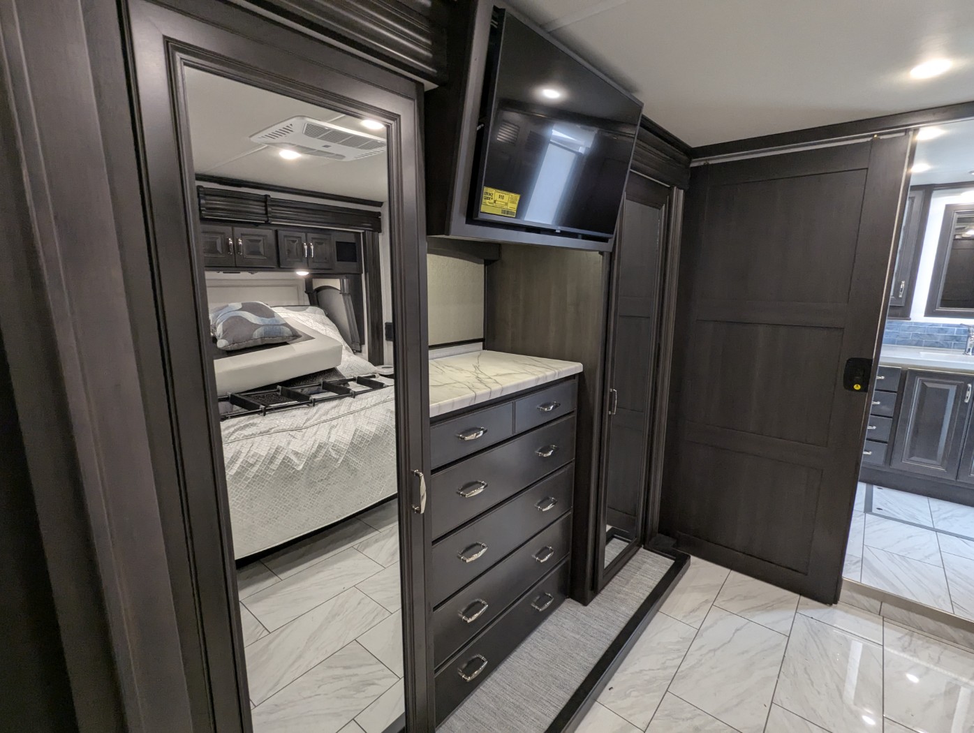 2026 Fleetwood Discovery 38W - Image 28