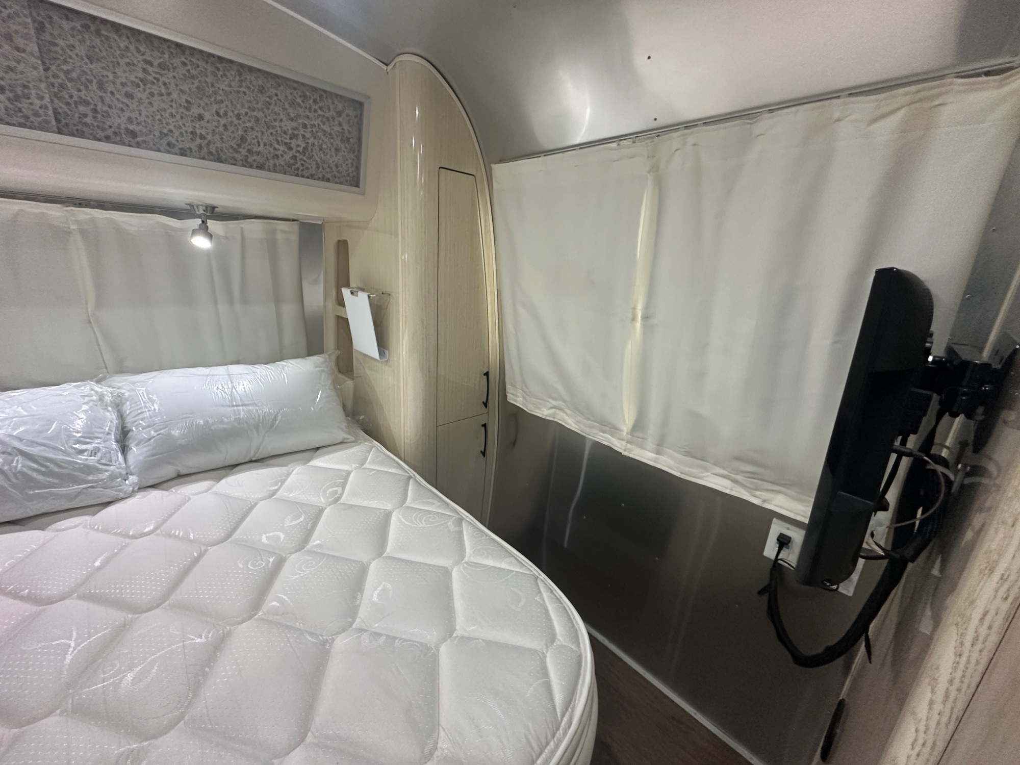 2019 Airstream International Serenity 28RBQ - Image 20