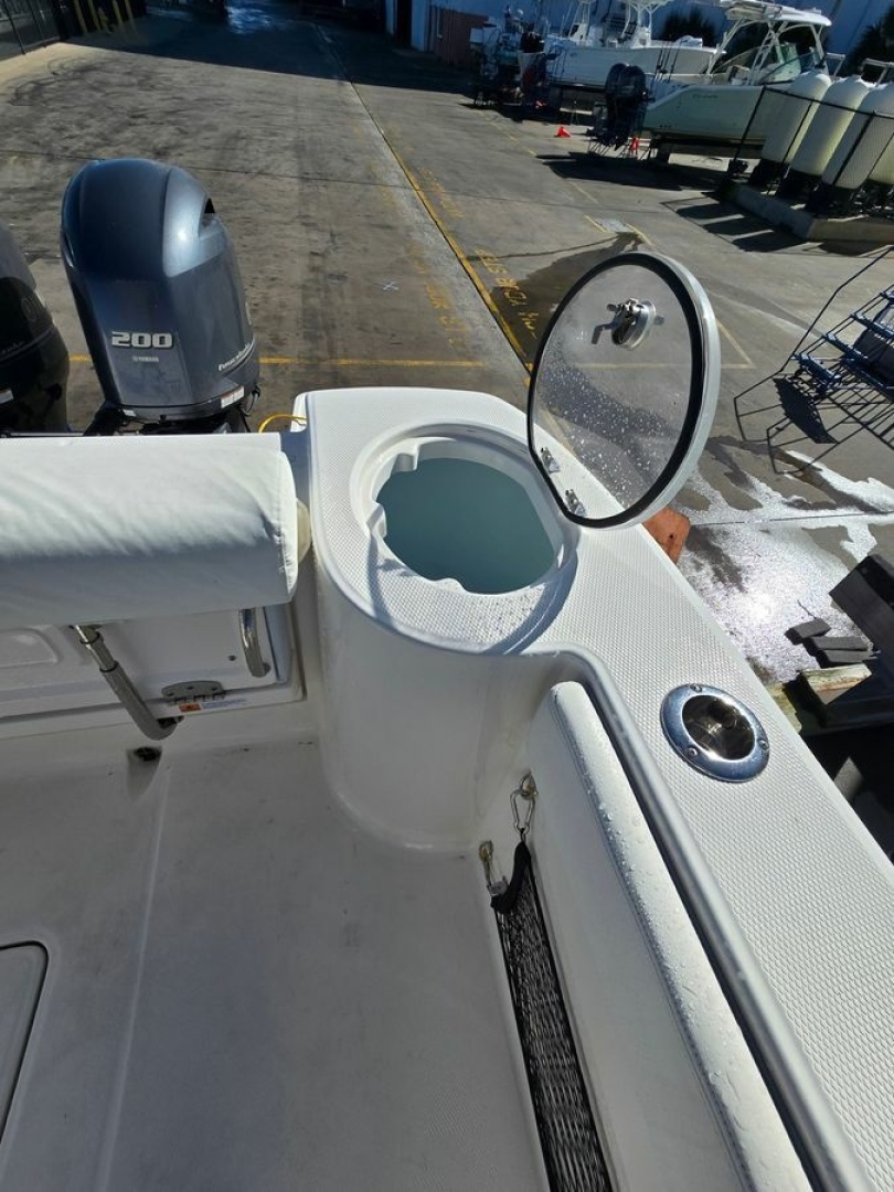 2022 Robalo R272 - Image 20