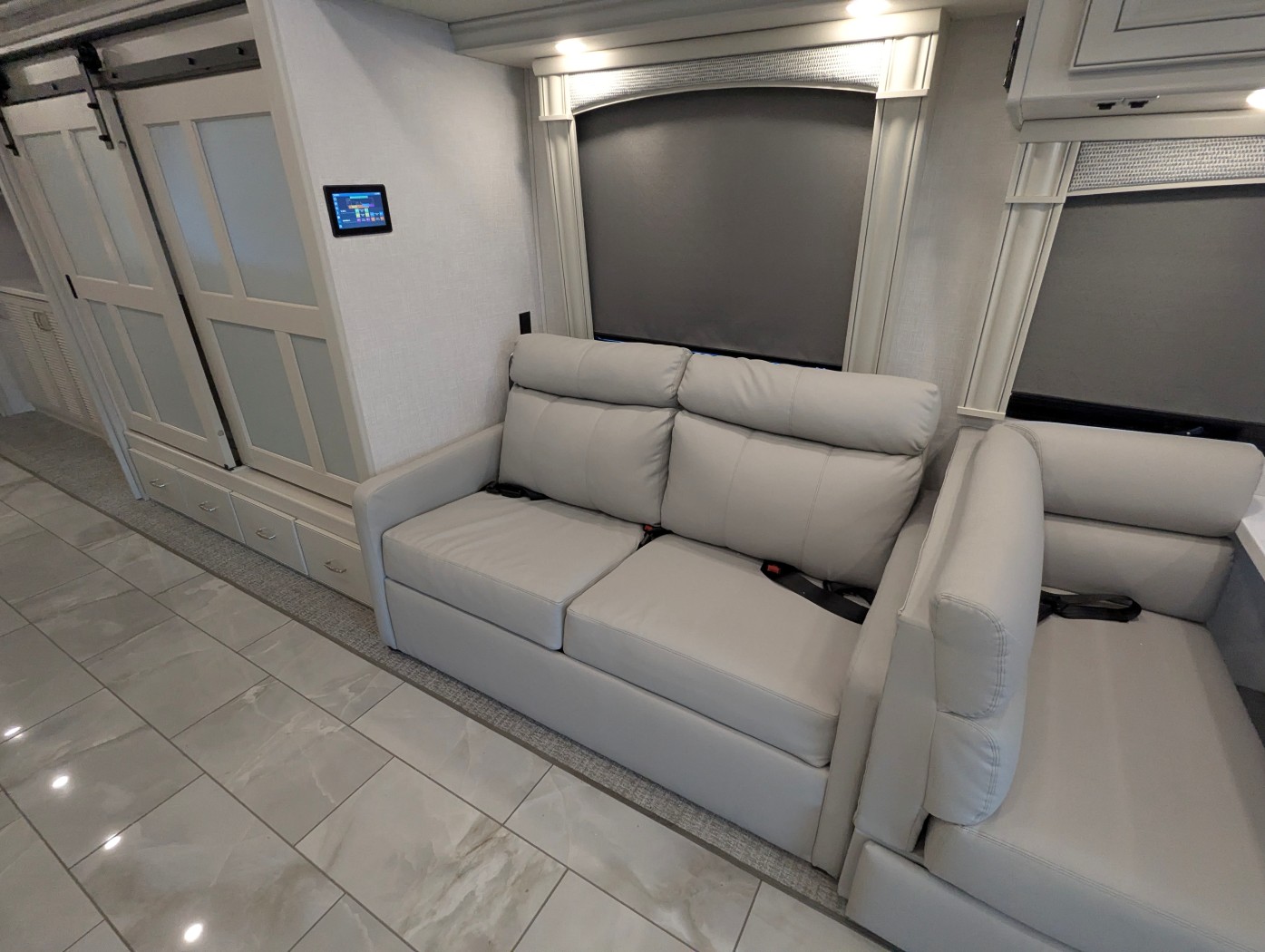 2026 Fleetwood Discovery 38N - Image 20