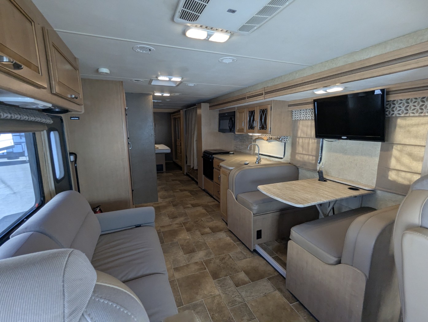 2016 Thor Motor Coach Hurricane 34J - Image 10