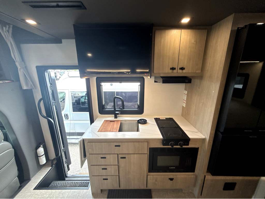2025 Grand Design Lineage Series M 25FW - Image 15