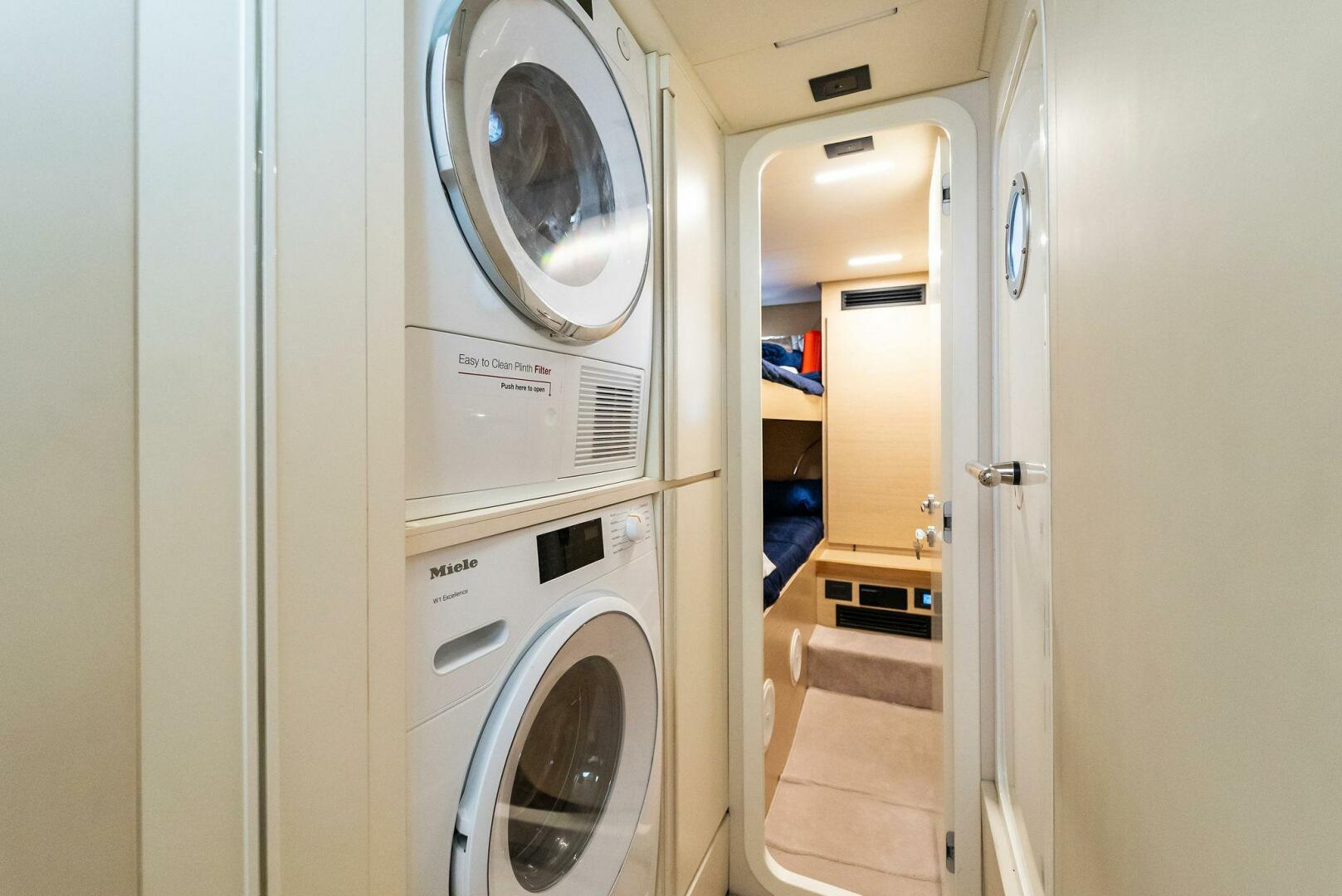 2023 Ferretti Yachts 670 - Image 31