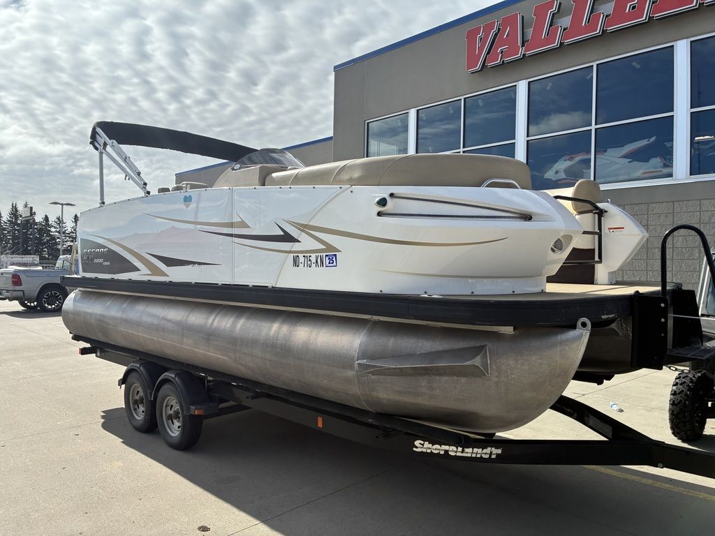 2015 Larson Escape 2200 RT - Image 3