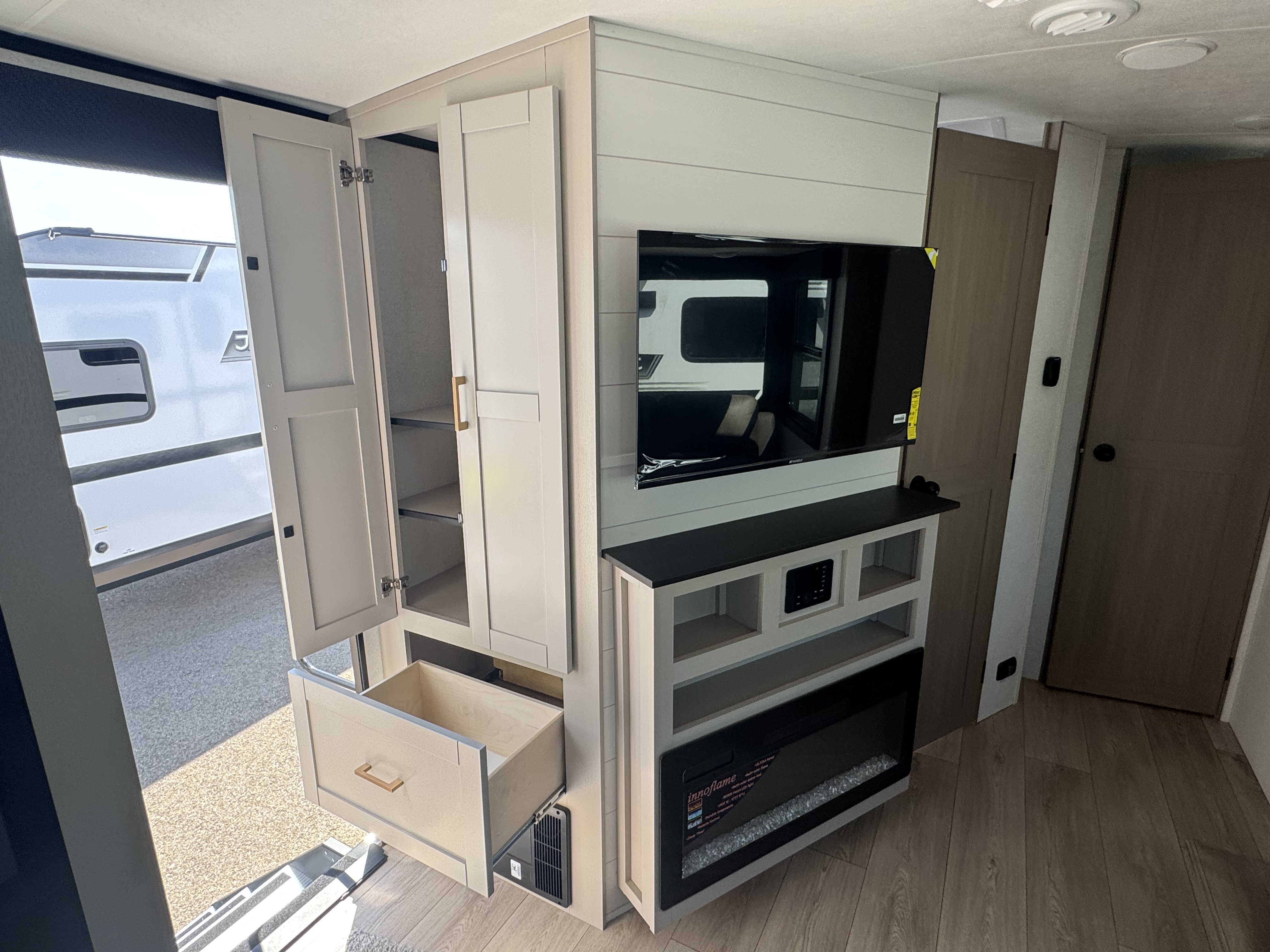 2027 JAYCO JAY FEATHER 26FK - Image 13