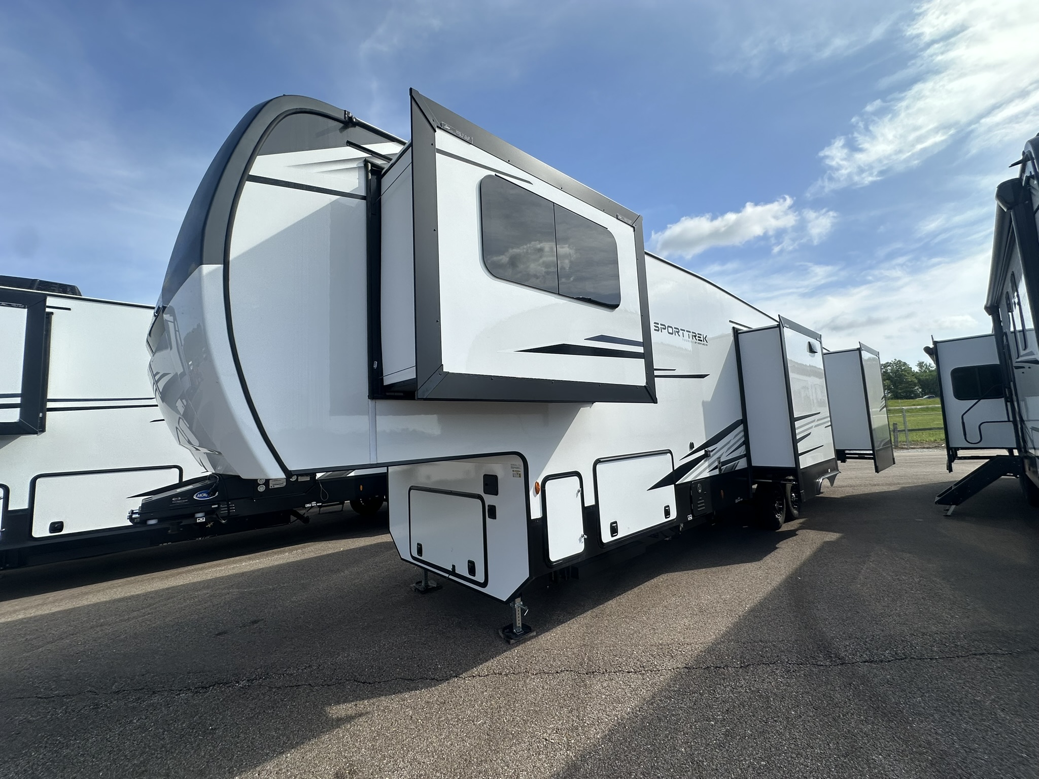 2026 VENTURE RV SPORTTREK 354VBH - Image 2