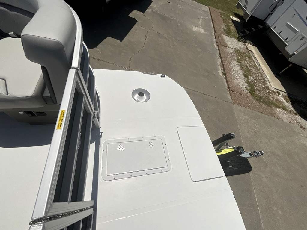 2027 HURRICANE 2027 FUNDECK 2260 REF - Image 11
