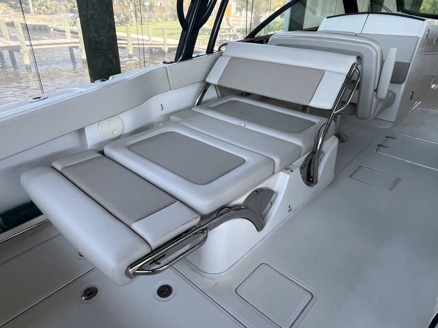 2022 Boston Whaler 320 Vantage - Image 21