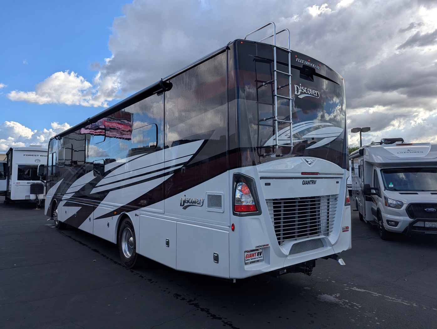 2026 Fleetwood Discovery 38N - Image 4