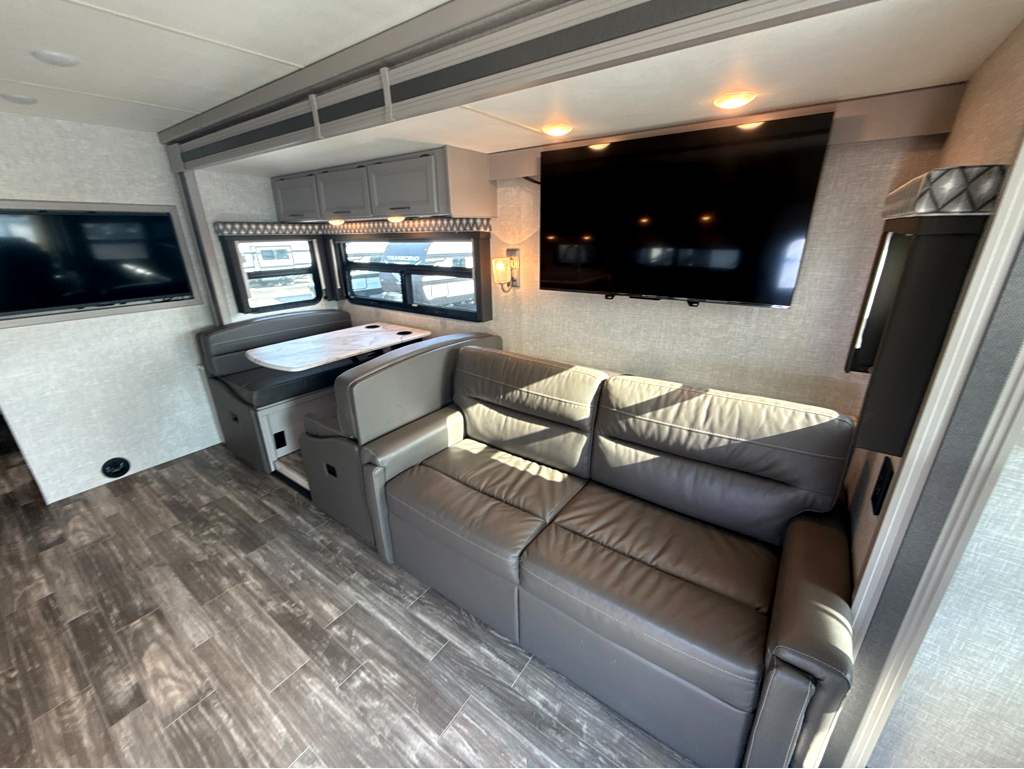 2022 Thor Motor Coach HURRICANE 34R - Image 11