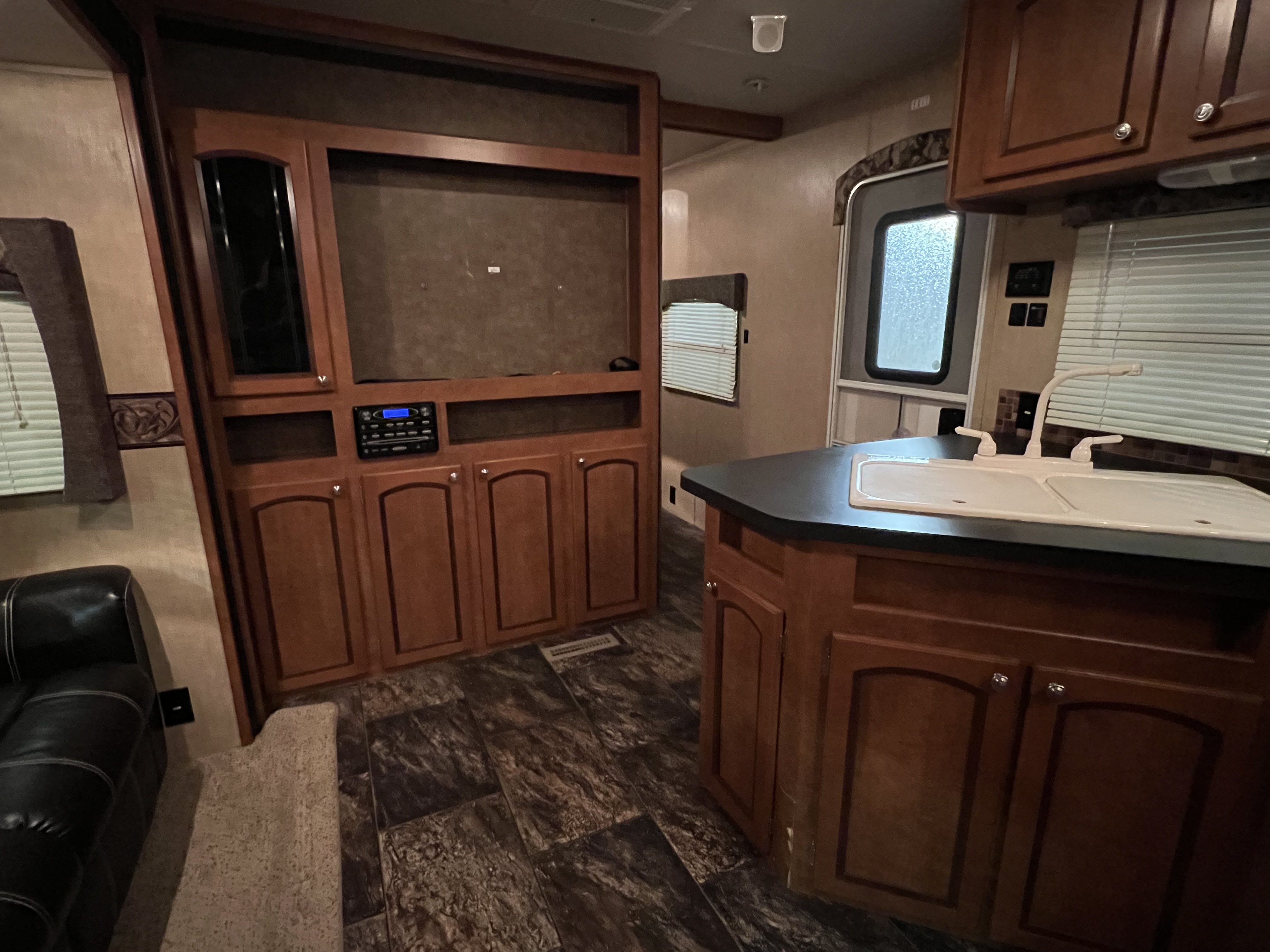 2011 SHASTA REVERE 32BHDS HMS - Image 9