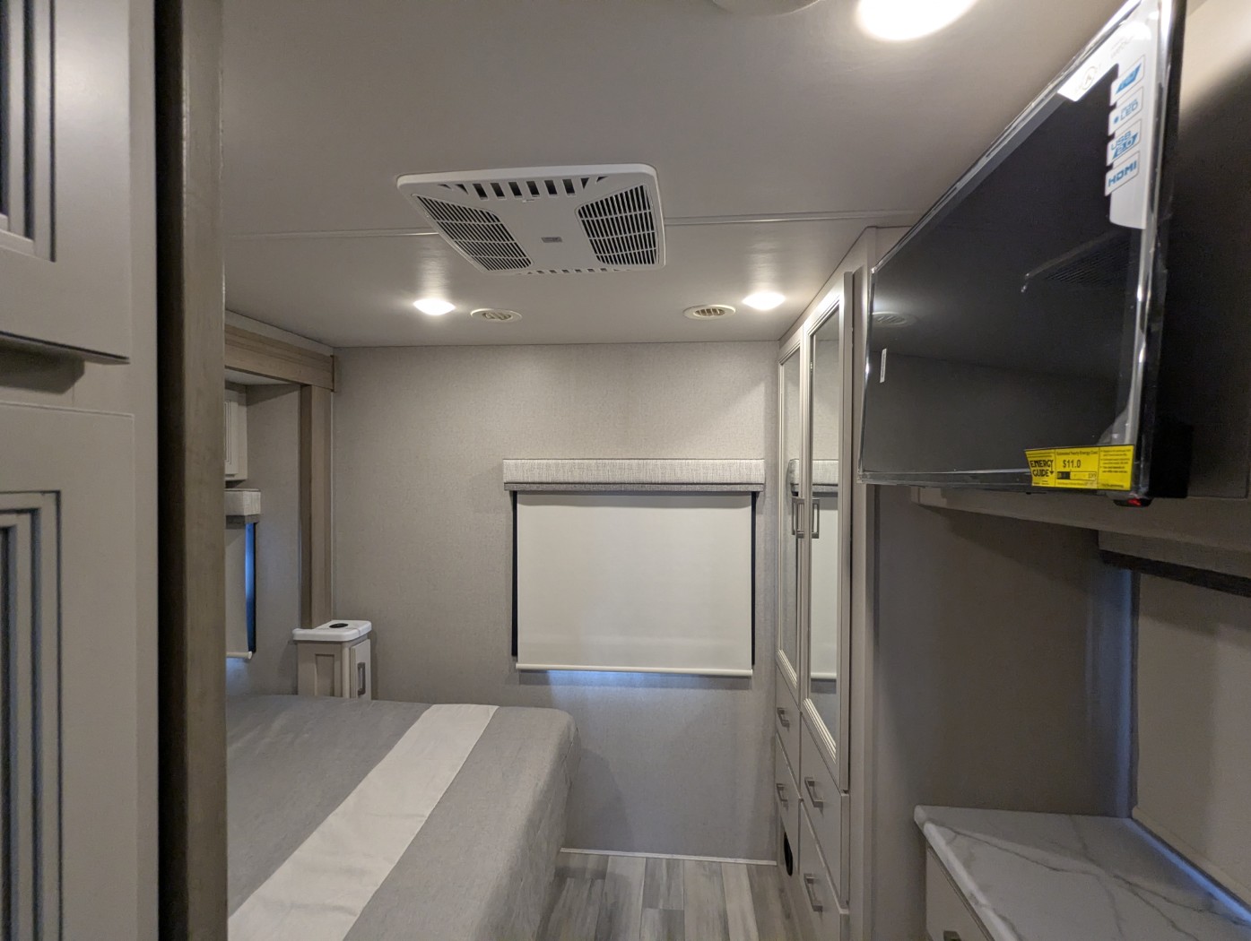 2027 Thor Motor Coach Omni X32 - Image 23