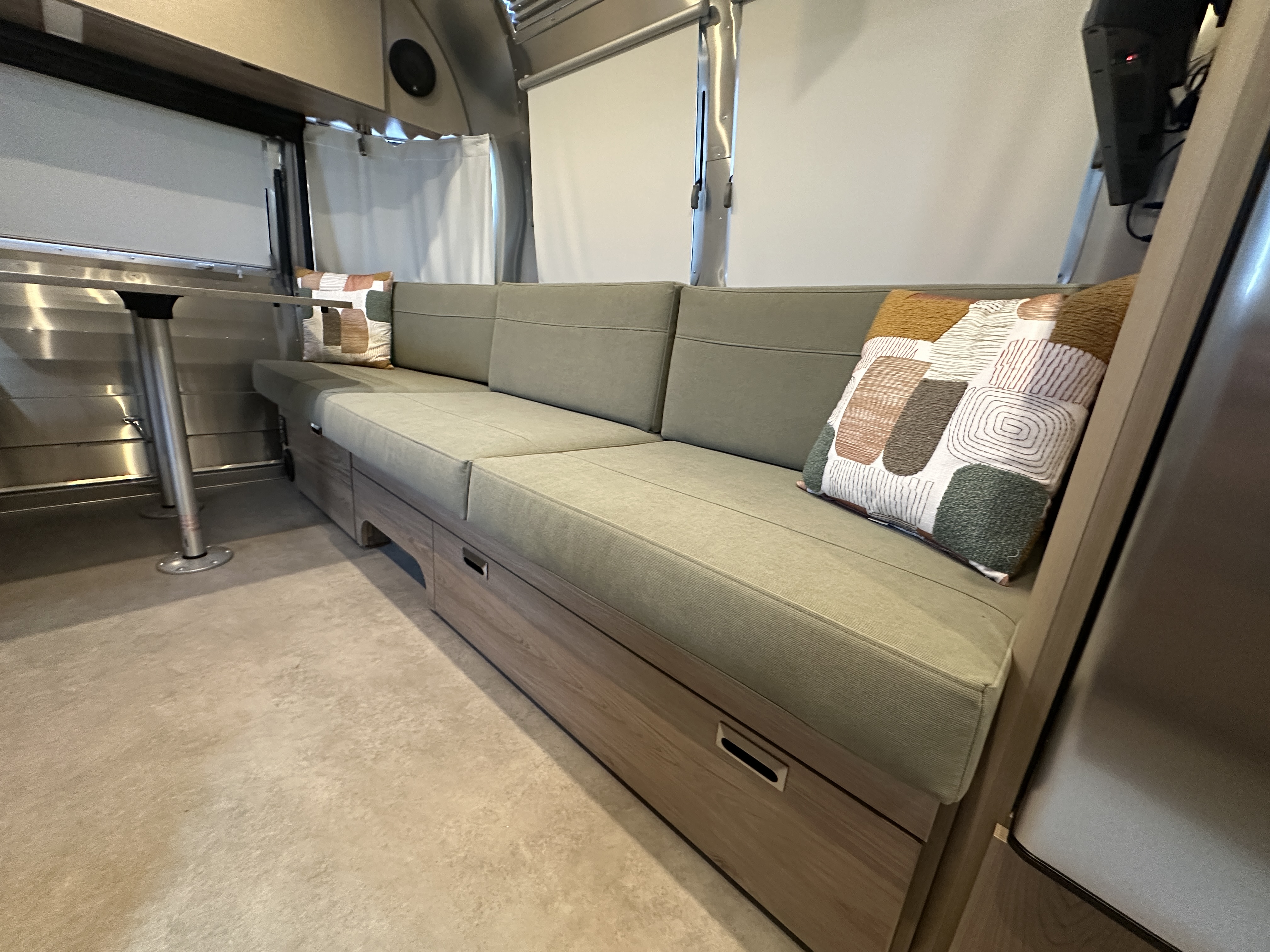 2027 Airstream Flying Cloud 27FBT - Image 11