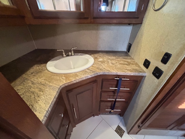 2014 Coachmen Cross Country 404RB - Image 36