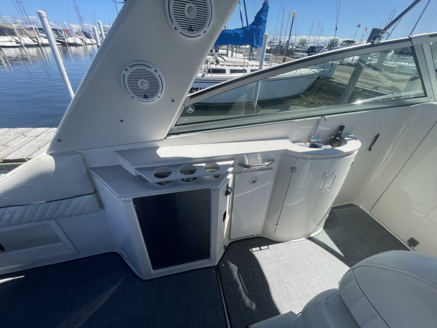 2005 Monterey 322 Cruiser - Image 11
