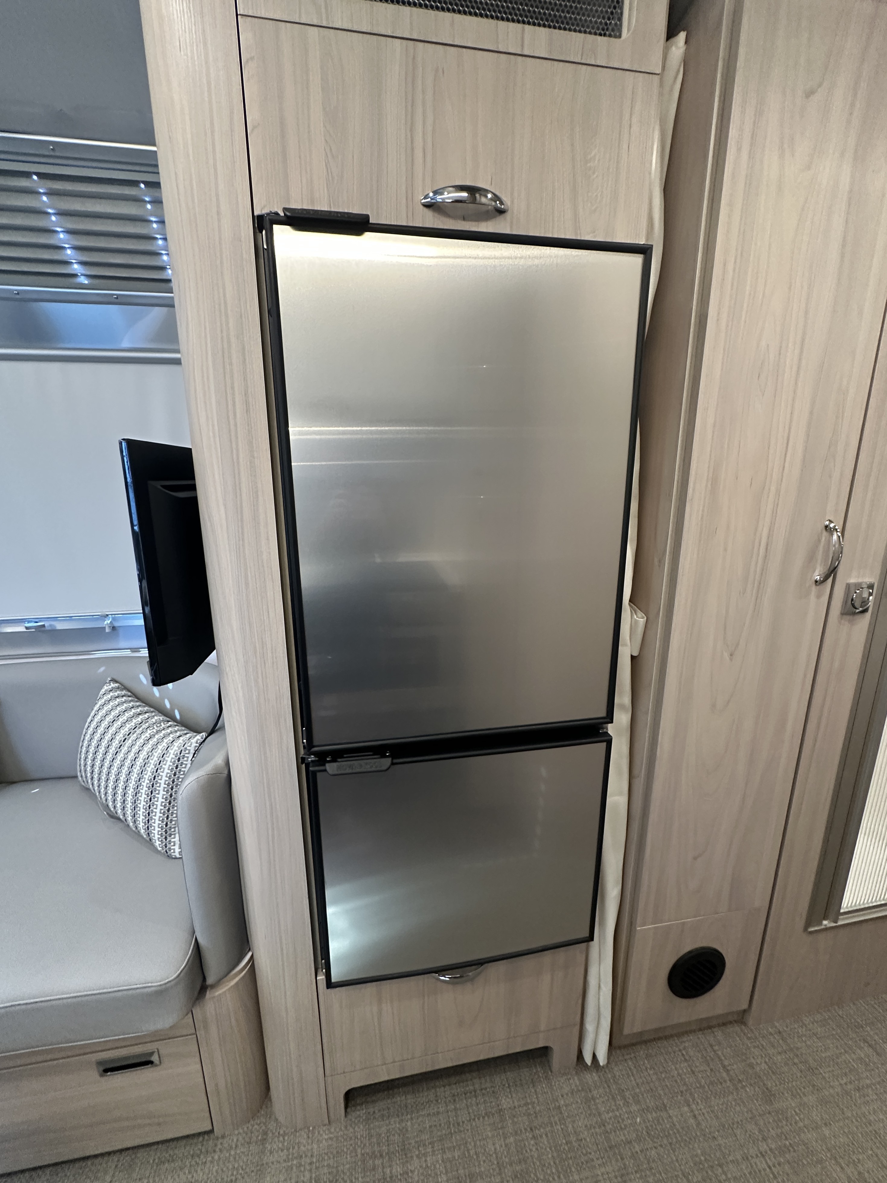 2027 Airstream Globetrotter 25FBT - Image 15