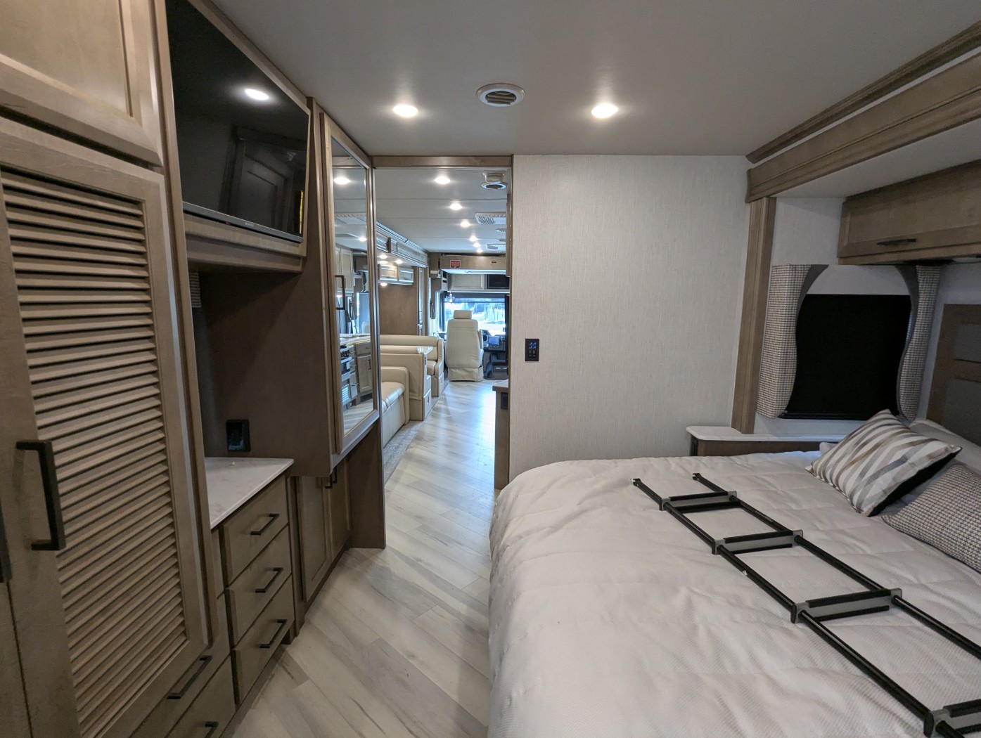2026 Fleetwood Bounder 35K - Image 32