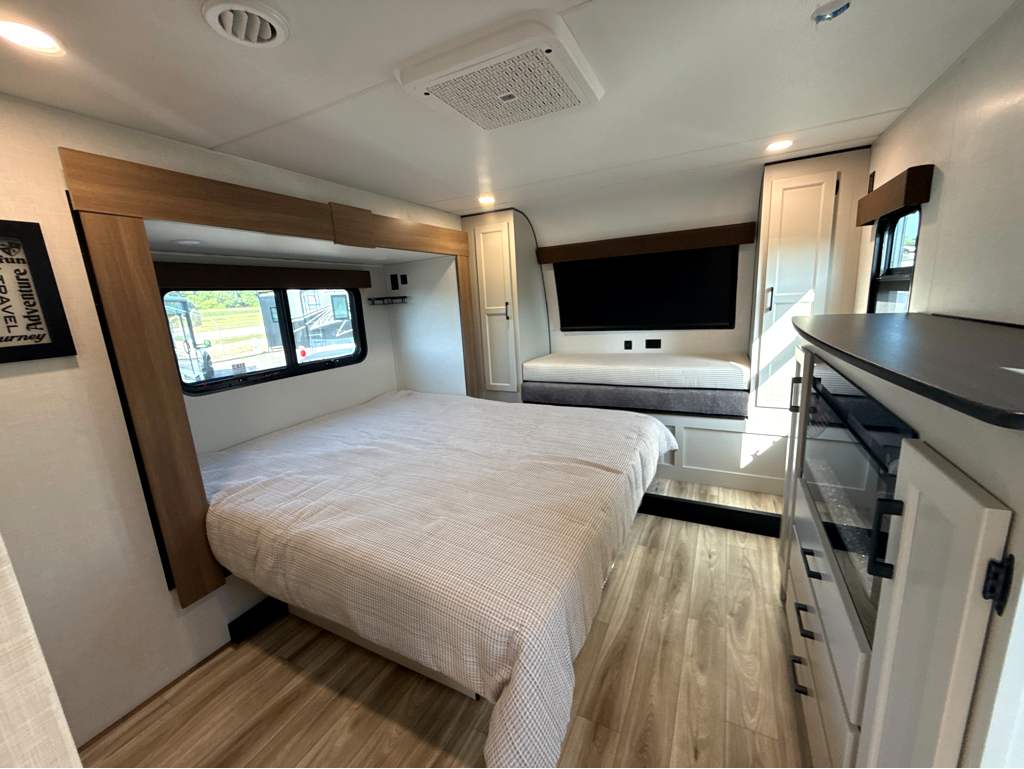 2027 VENTURE RV SPORTTREK 354VBH - Image 24