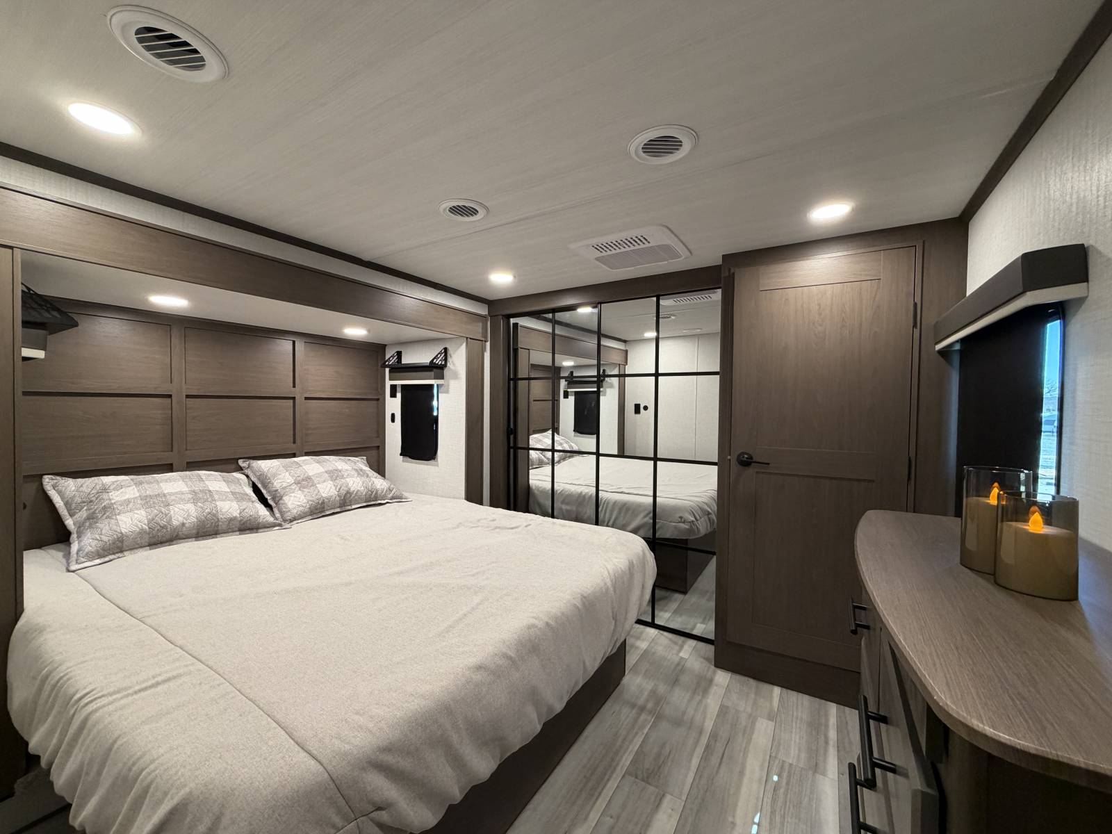 2026 Keystone Cougar Midnight Edition 350LLK - Image 21