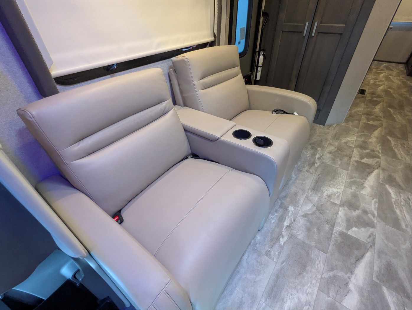 2024 Thor Motor Coach Omni XG32 - Image 17
