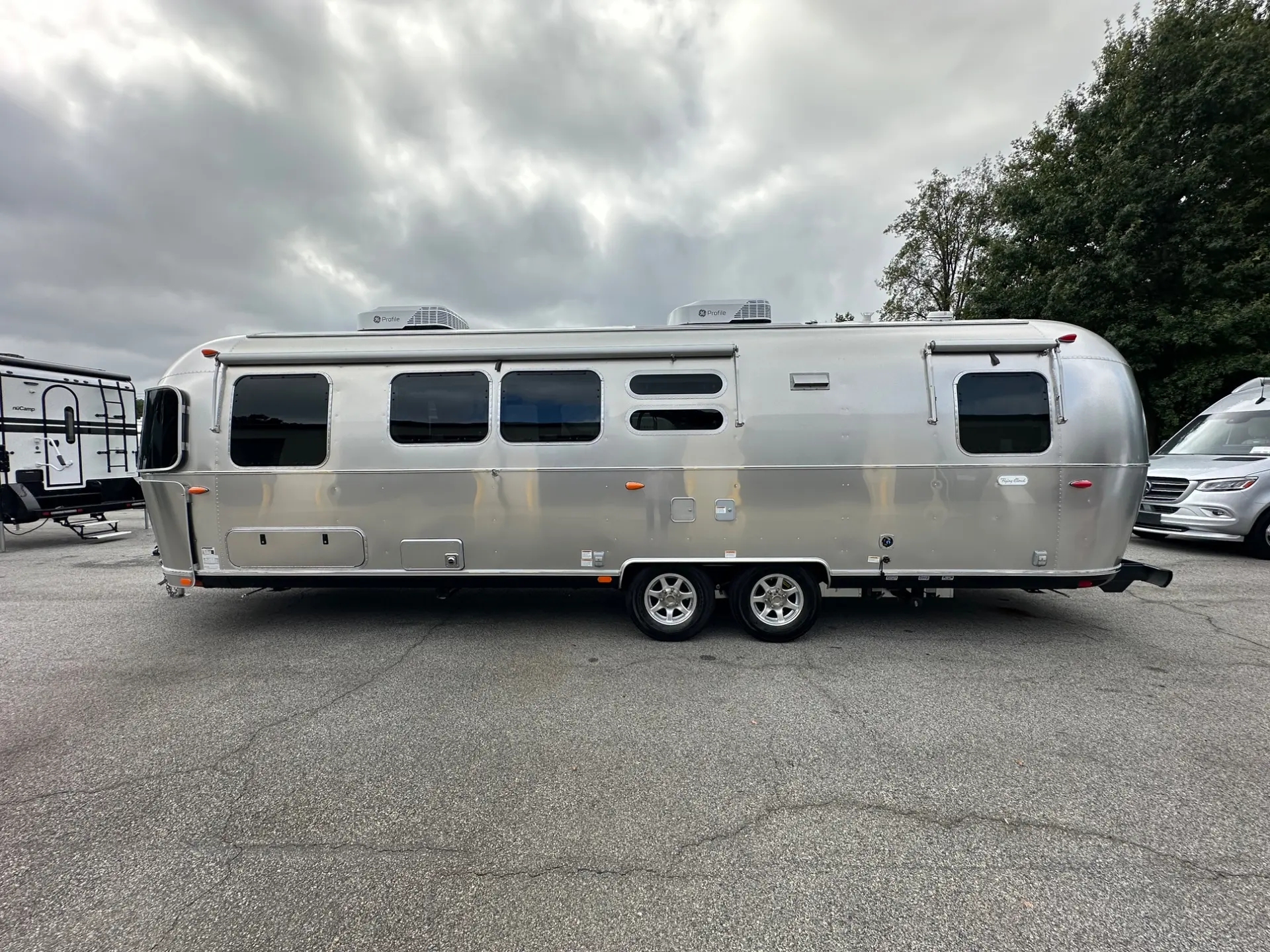 2027 Airstream Flying Cloud 30FB Bunk - Image 9