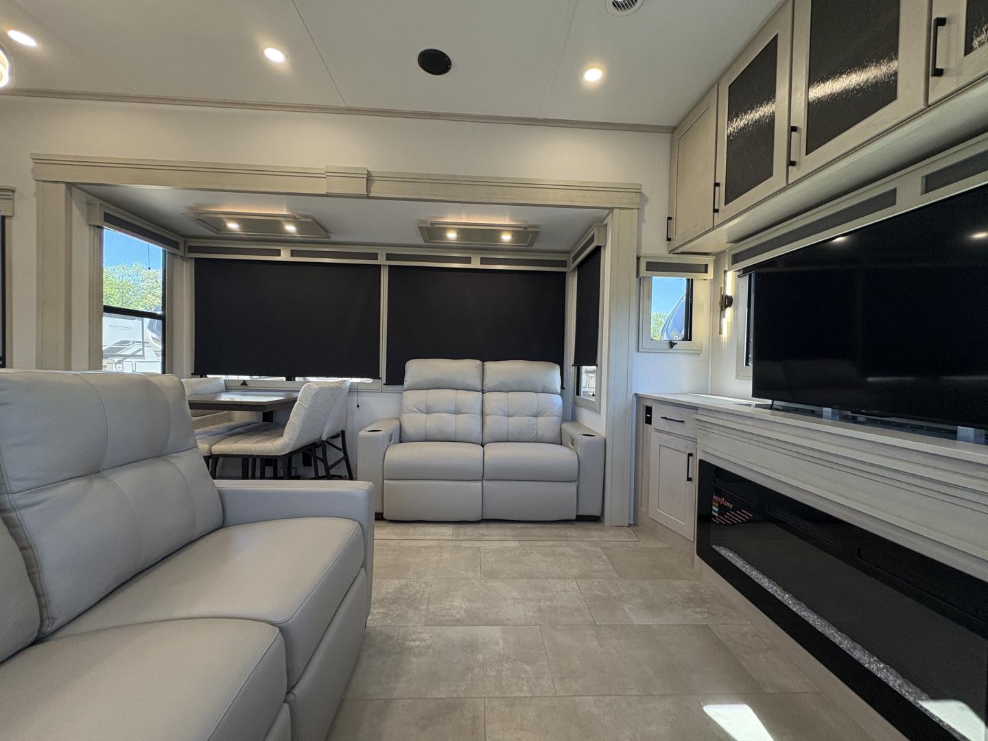 2025 Grand Design Solitude 388MBS - Image 11