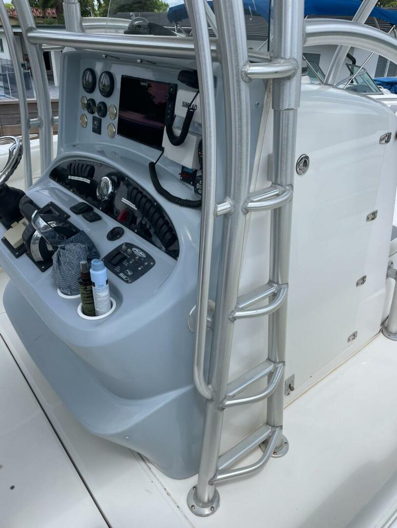 2005 Boston Whaler 320 Outrage - Image 3
