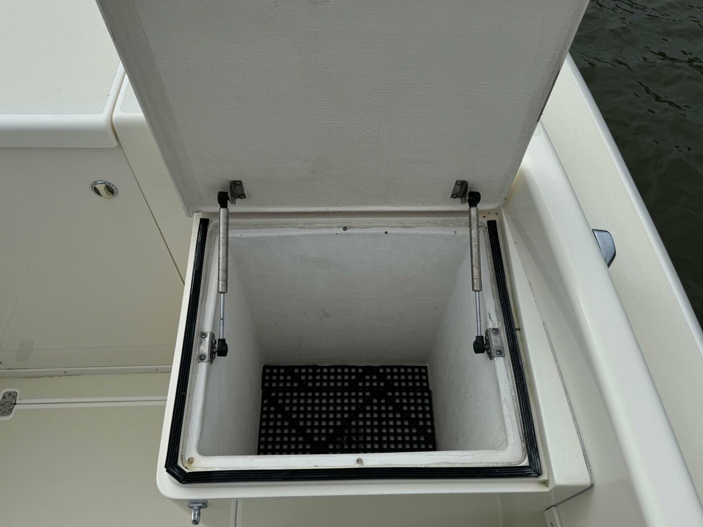 2004 Intrepid 32 CUDDY - Image 17