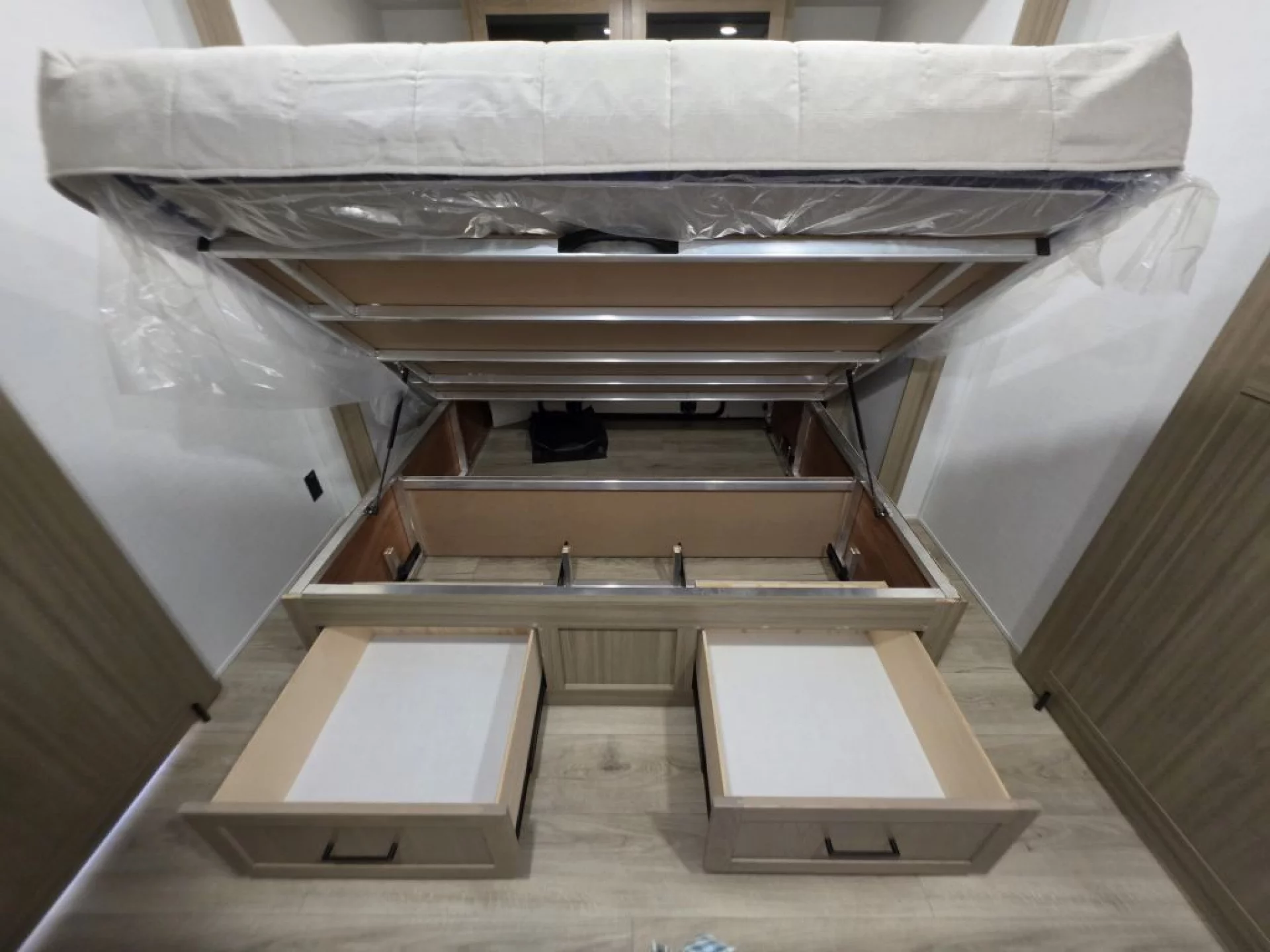 2027 FOREST RIVER ROCKWOOD ULTRA LITE 2623MBR - Image 17