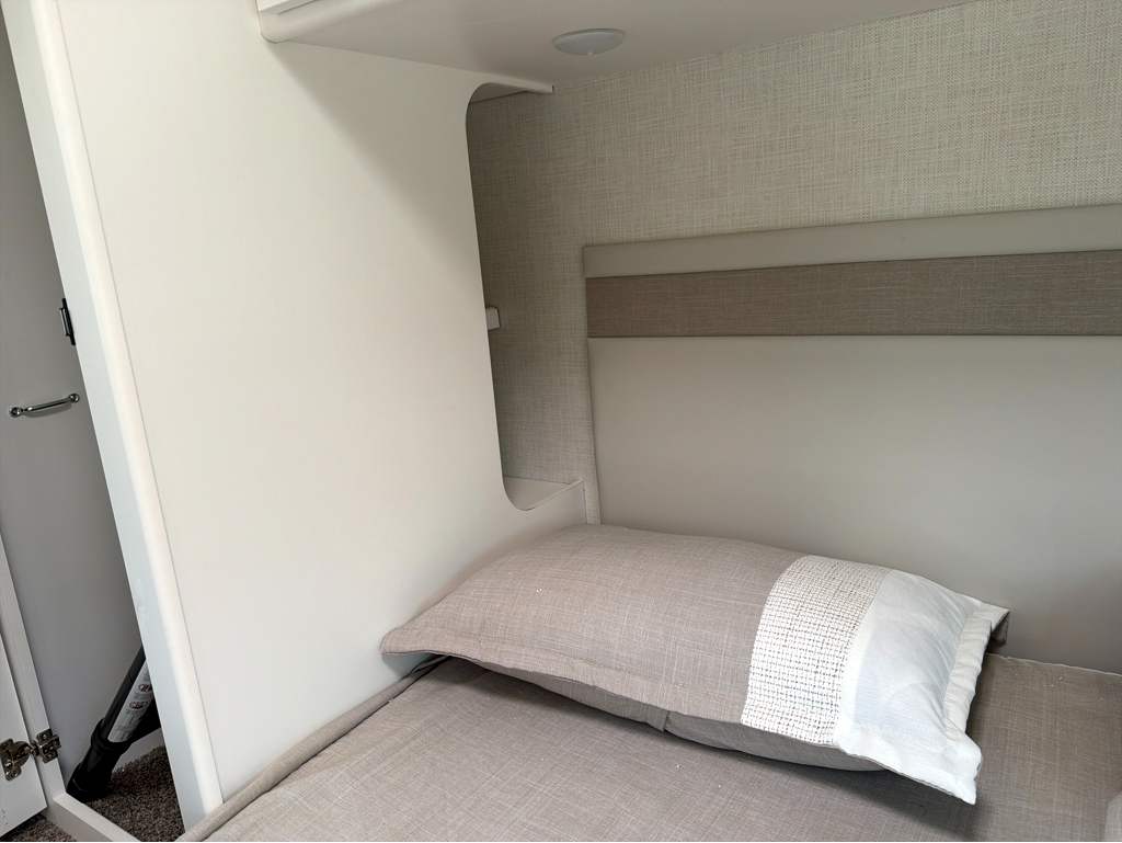 2027 THOR MOTOR COACH MAGNITUDE GA28 - Image 34