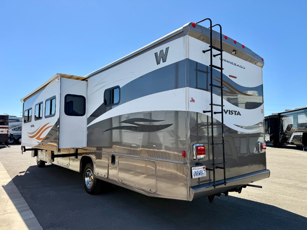 2011 Winnebago Vista 35F - Image 4