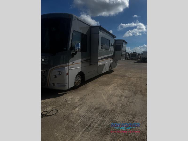 2022 WINNEBAGO 30T - Image 2