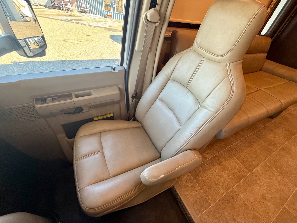 2017 Chateau 31W - Image 15