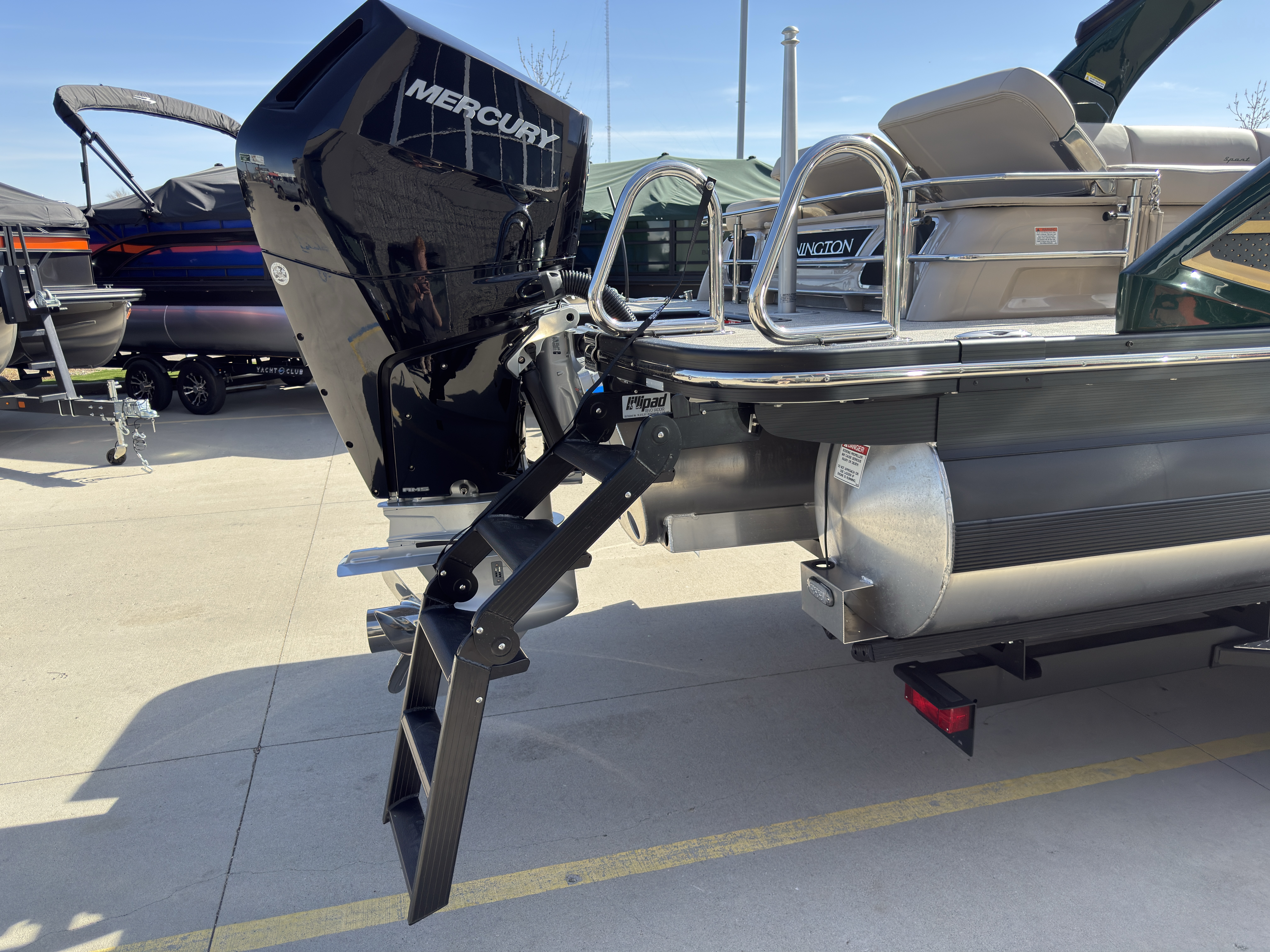 2026 Bennington 25QXSBA 425HP V10 Tritoon Pontoon - Image 21