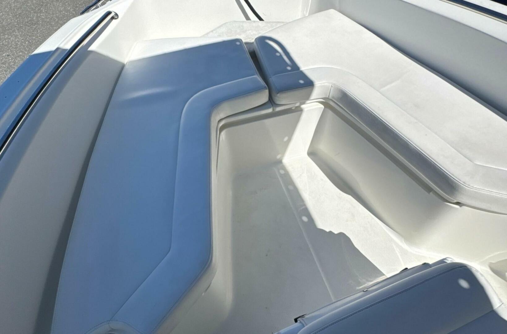2014 Boston Whaler 220 OUTRAGE Base - Image 16
