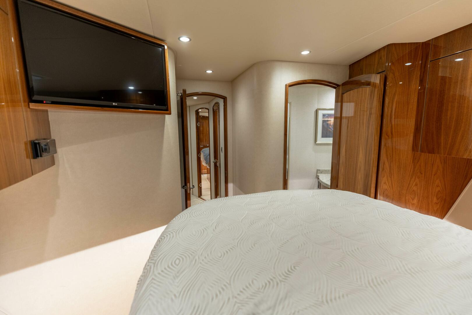 2020 Viking 62 Convertible - Image 27