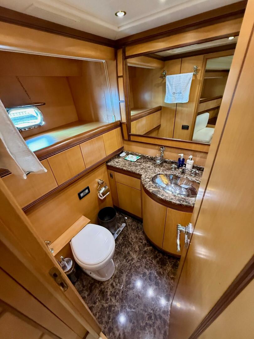 2005 Mangusta 92 - Image 18
