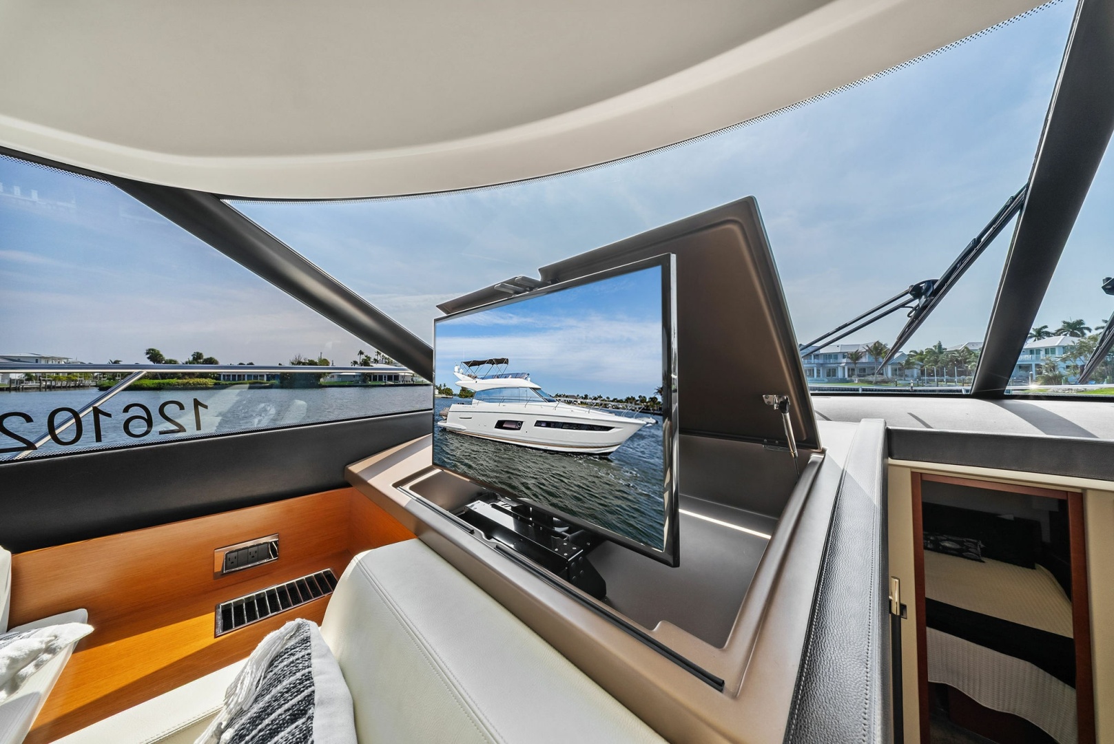 2015 Prestige 550 Base - Image 34