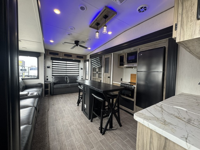 2022 Forest River Cherokee Arctic Wolf 3880 SUITE - Image 14