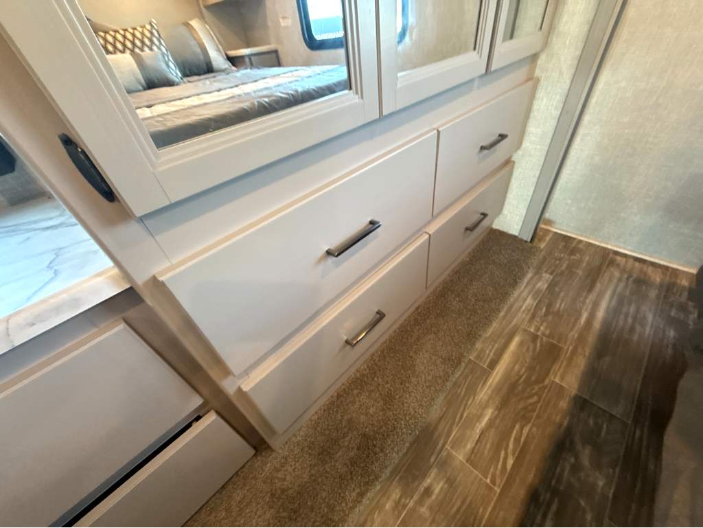2022 Thor Motor Coach HURRICANE 34R - Image 26