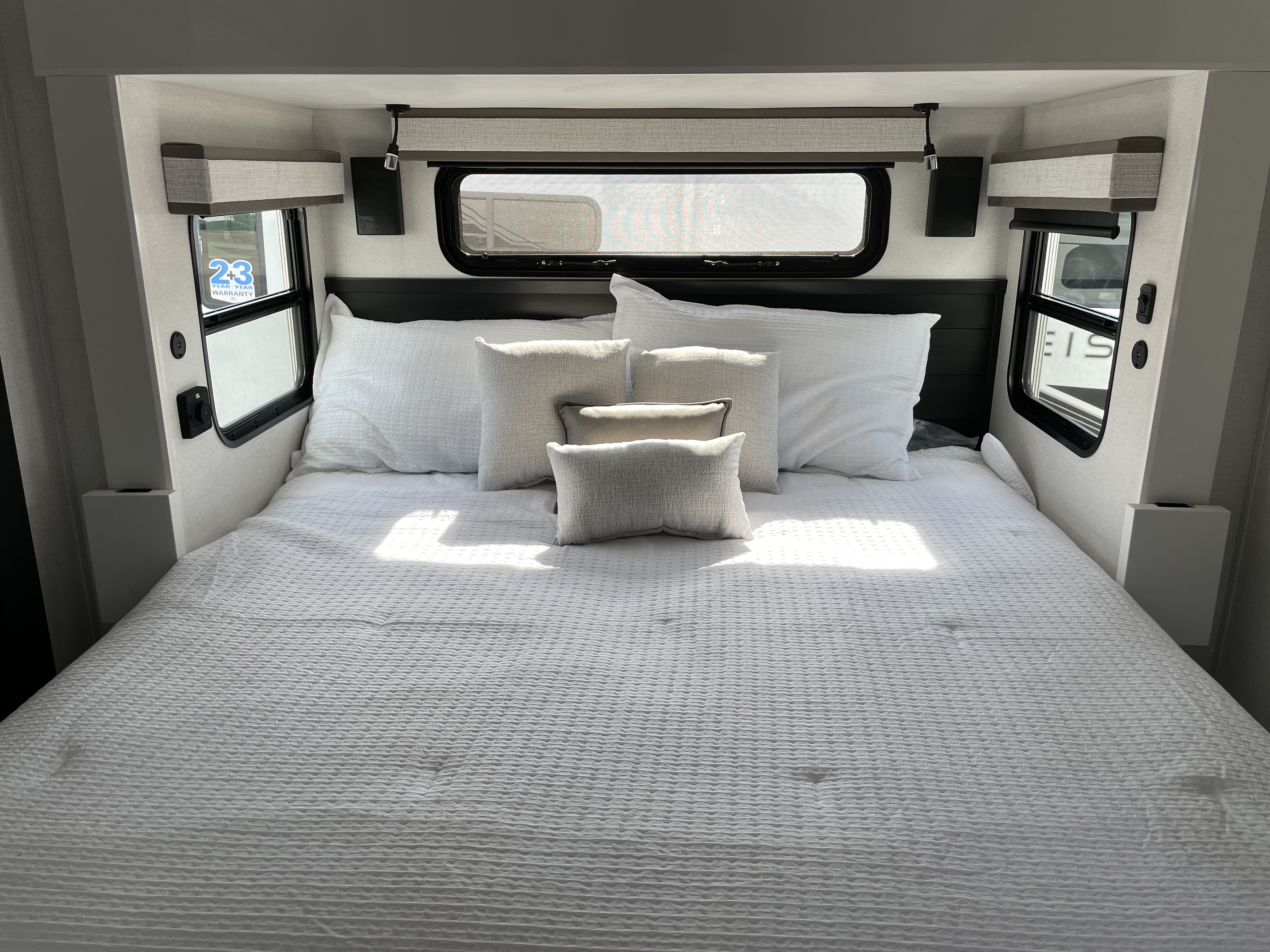 2027 Jayco Pinnacle 39FLOK - Image 30