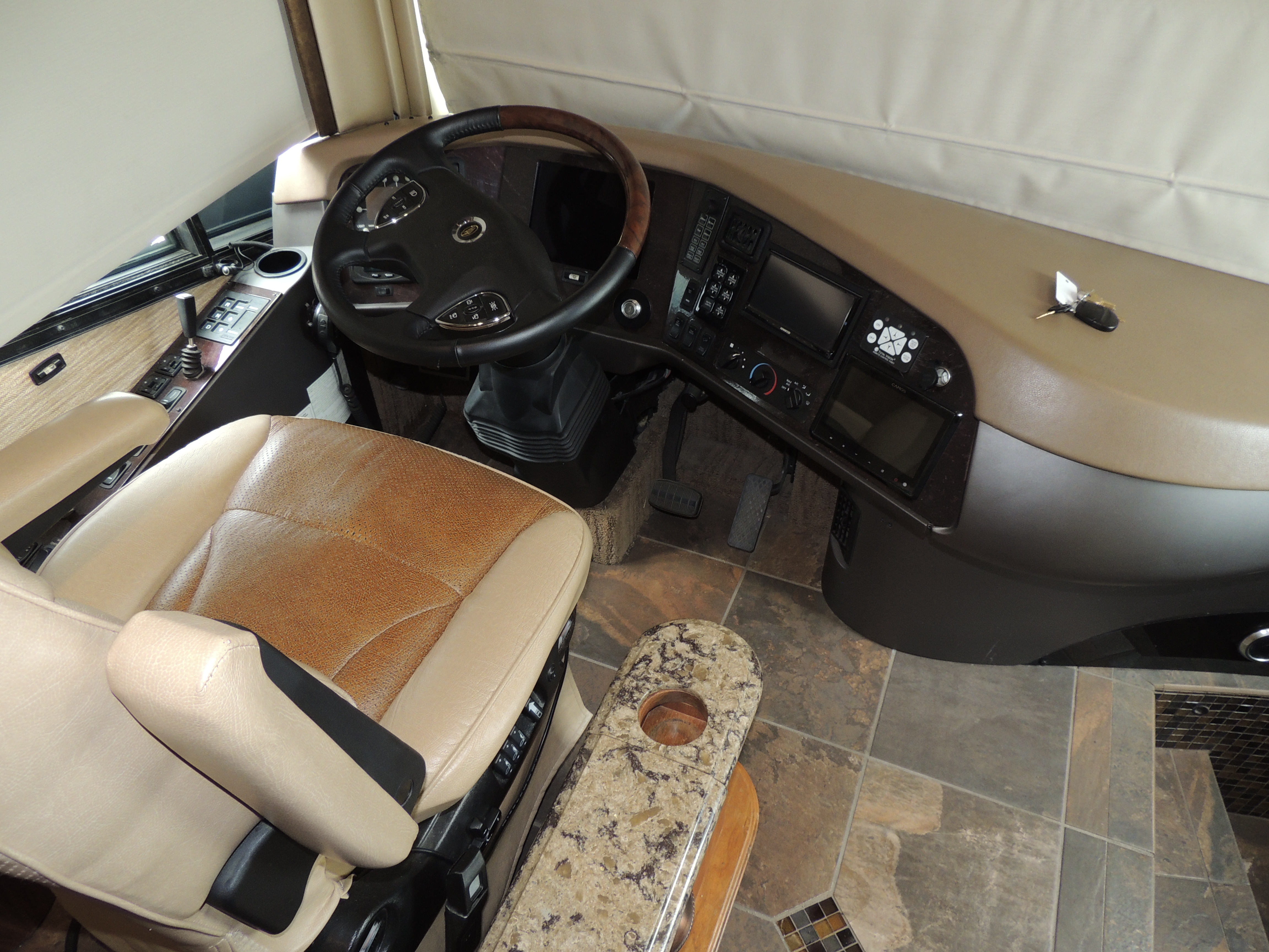 2012 Foretravel IH 45 - exterior 9