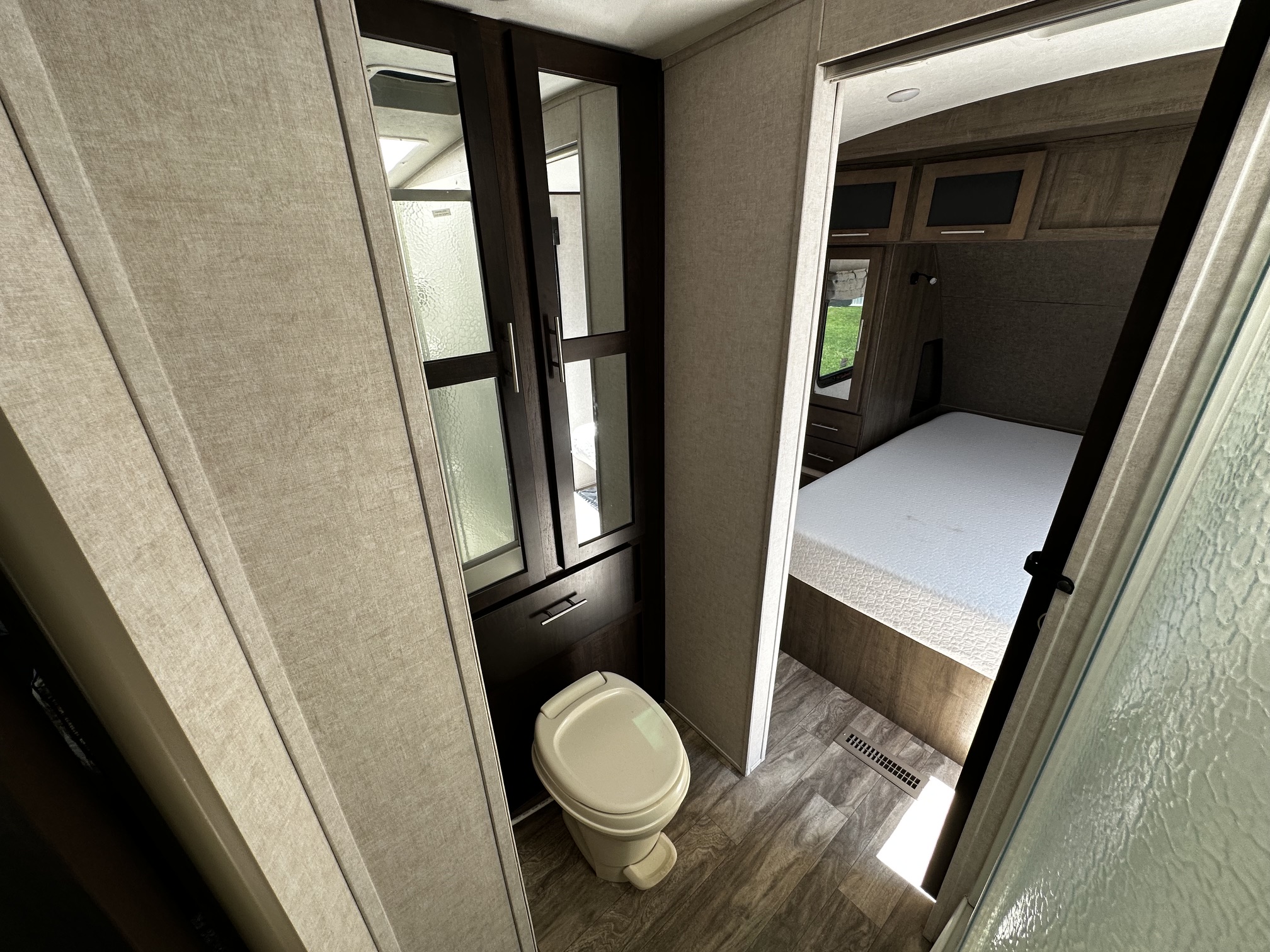 2019 Forest River Surveyor Luxury 251RKS - Image 13