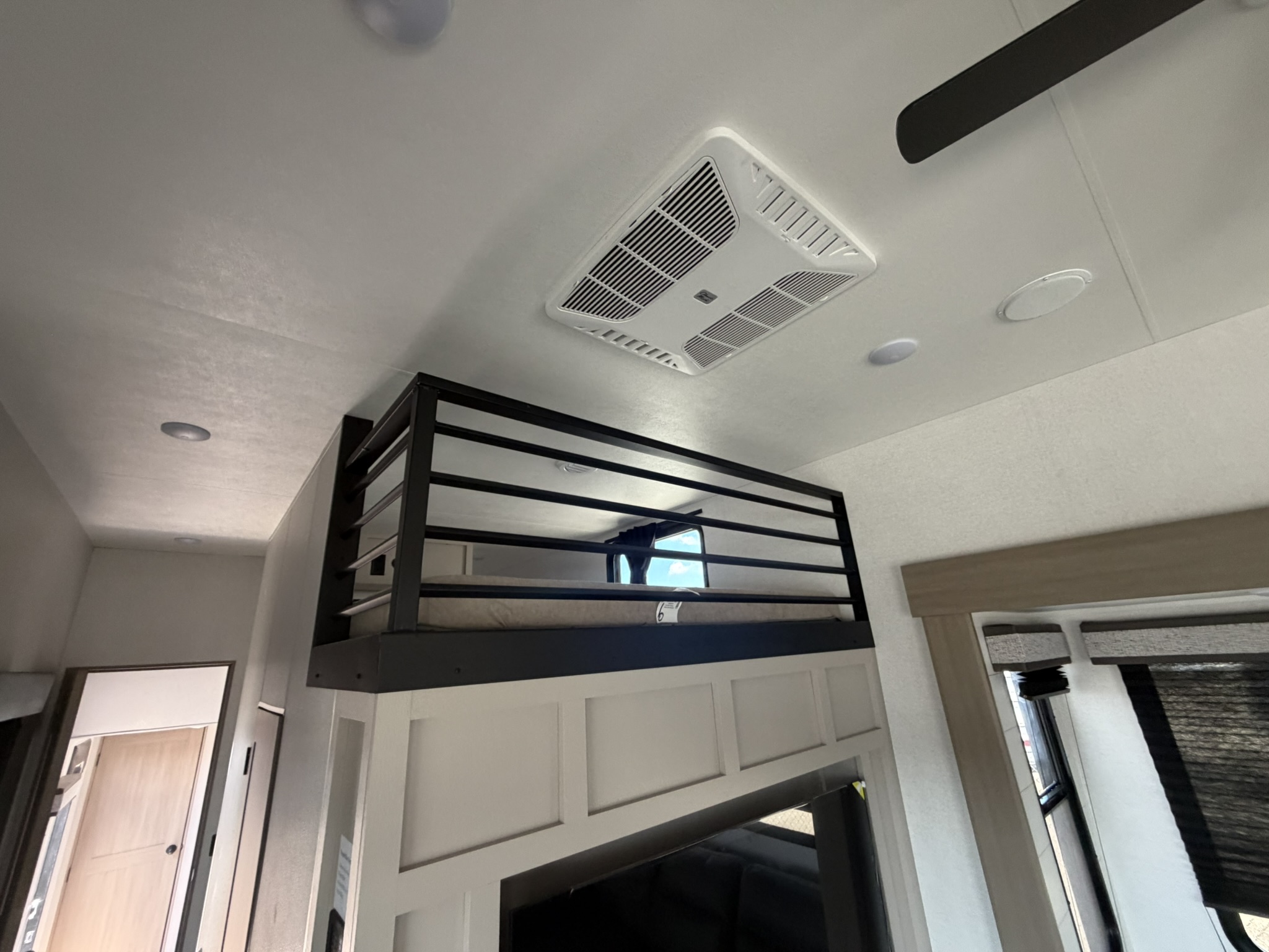 2027 JAYCO JAY FLIGHT BUNGALOW 404LOFT - Image 25