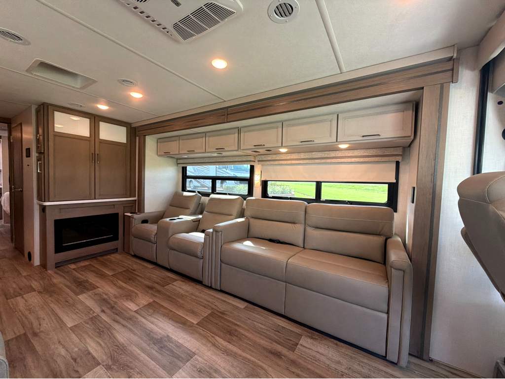 2027 THOR MOTOR COACH HURRICANE 36H - Image 8
