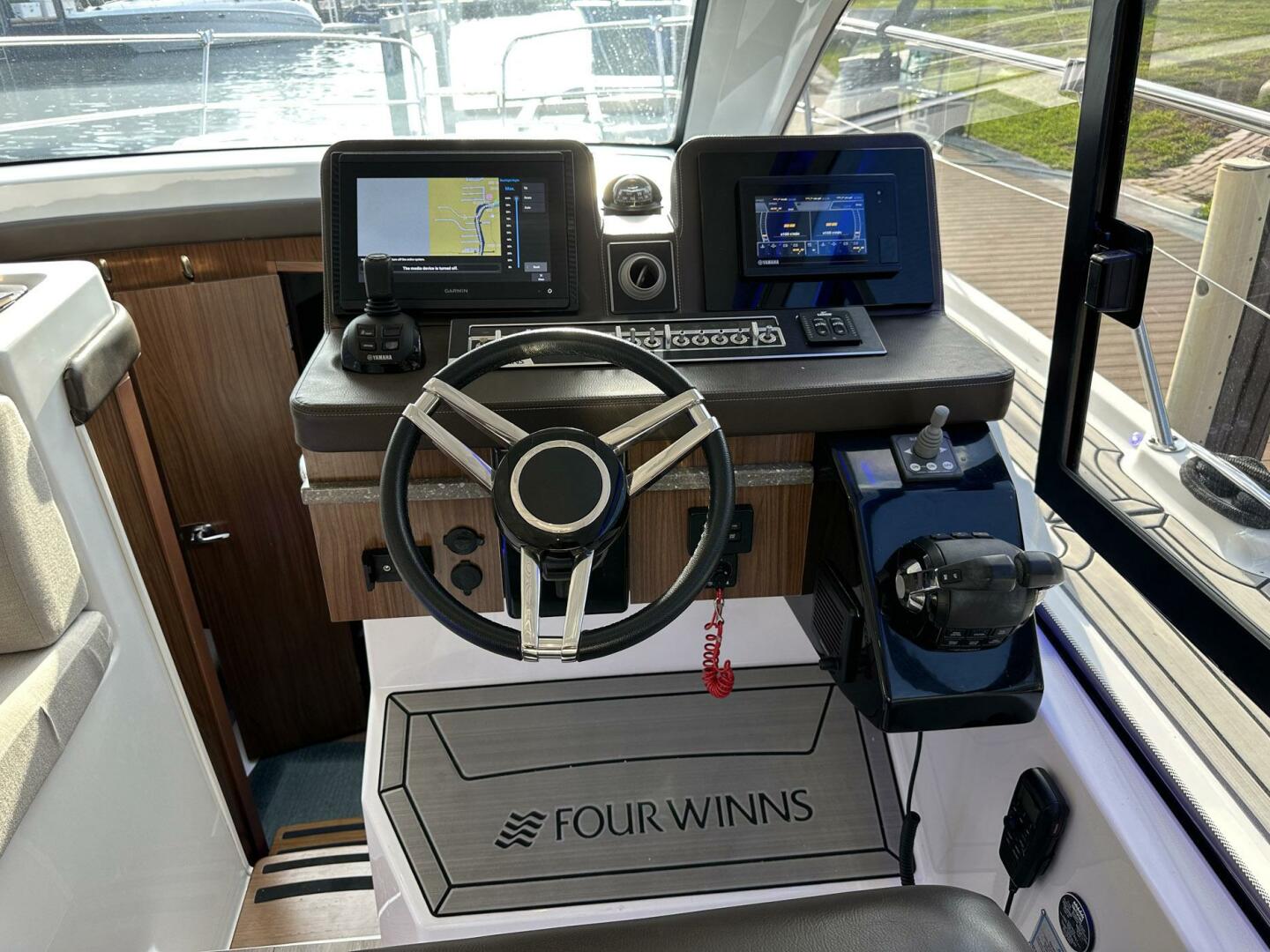 2020 Four Winns Vista 355 Coupe - Image 12