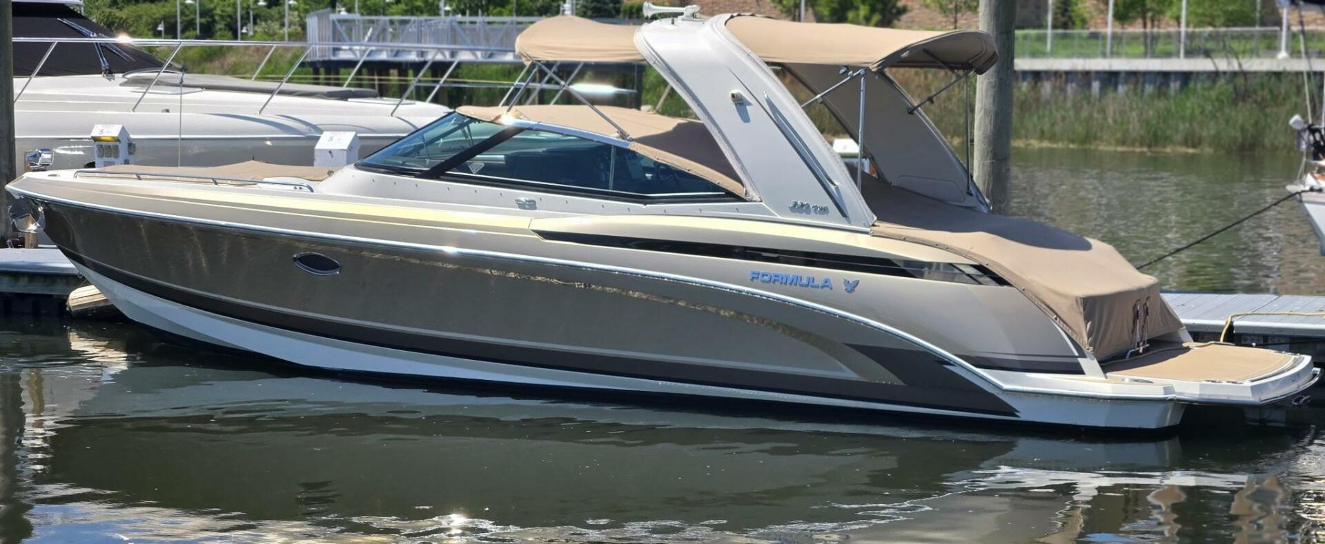 2015 Formula 330 Crossover Bowrider - Image 2
