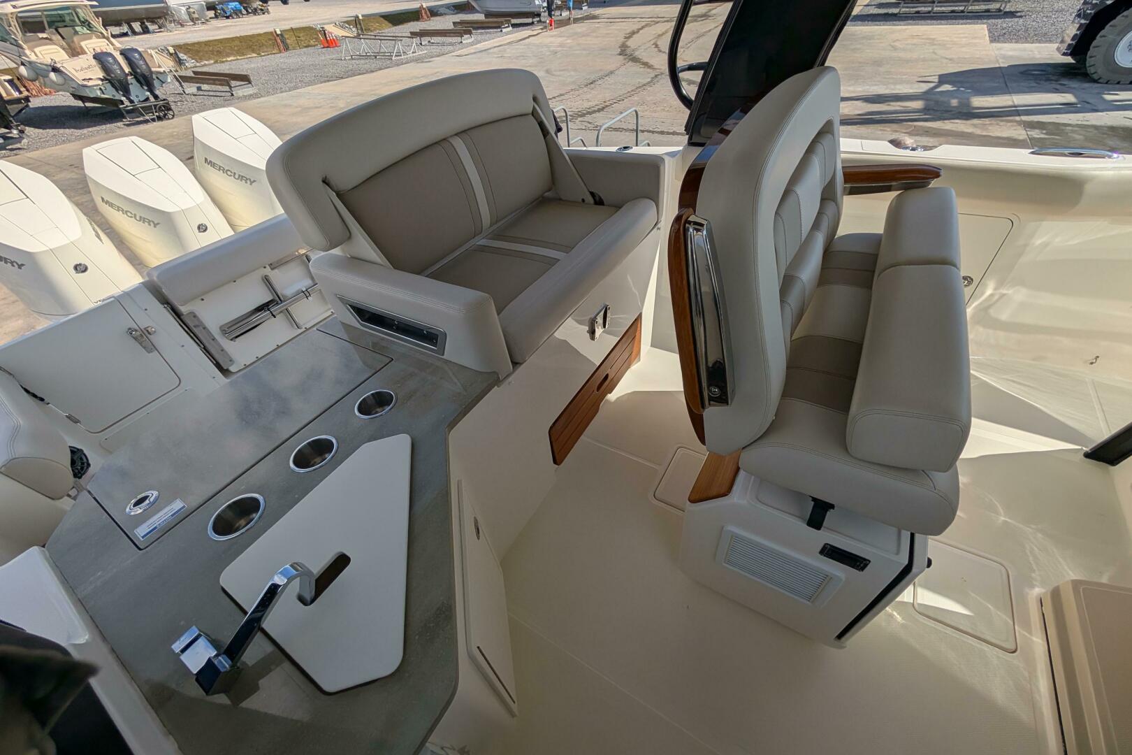 2024 Boston Whaler 350 Realm - Image 6