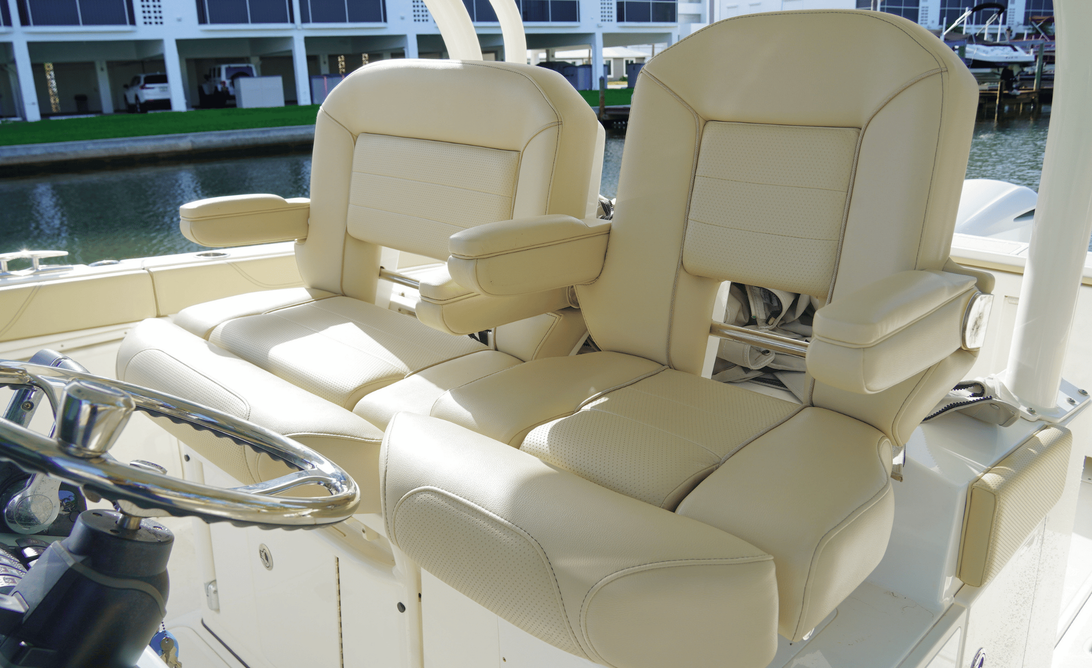 2020 PURSUIT S328 - Image 42