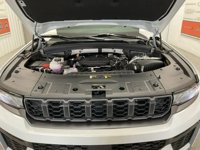 2026 Jeep Grand-Cherokee-L Laredo Altitude 4x4 - Image 10